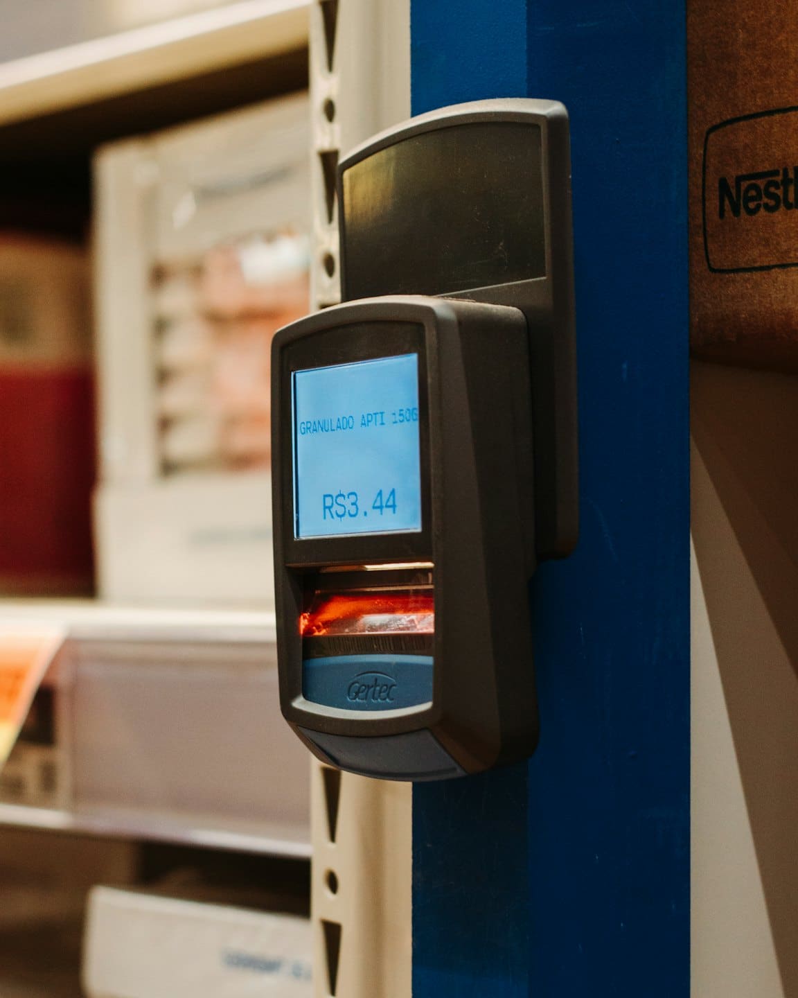 Scanner di codici a barre mostra dettagli prodotto e prezzo in un negozio.